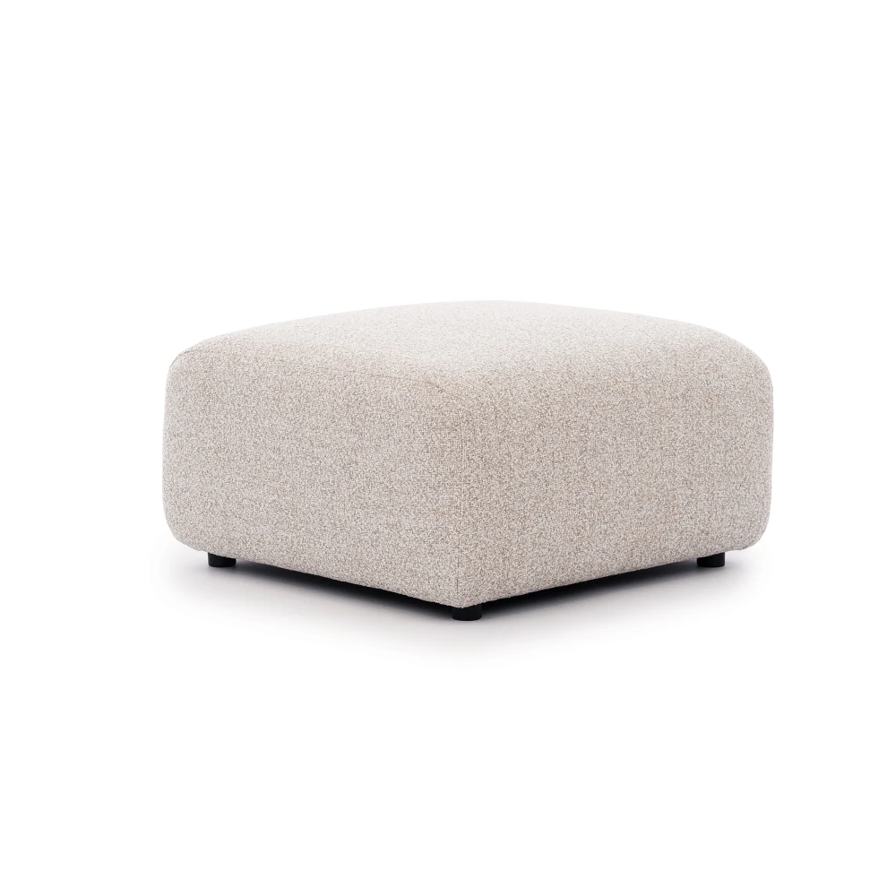 Nowoczesna pufa Wygodny Mebel zachwyca minimalistyczną formą, miękkimi liniami i eleganckim wykończeniem. Idealnie sprawdzi się jako dodatkowe siedzisko lub element strefy relaksu.