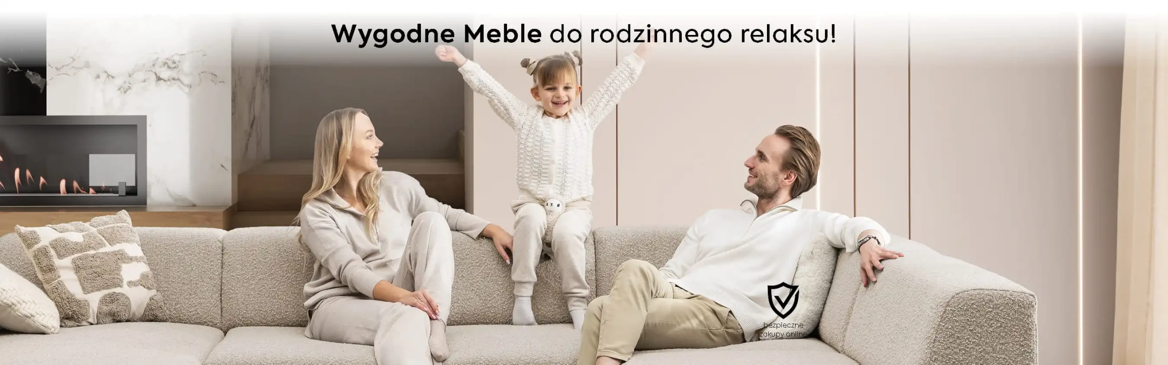 Narożnik Zeus z kolekcji modułowej z rodziną relaksującą się po dniu pracy. Narożnik w jasnej tkaninie w ultra nowoczesnym wnętrzu