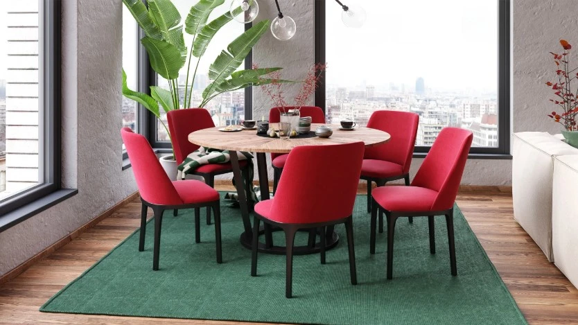 Czerwone krzesła tapicerowane w salonie