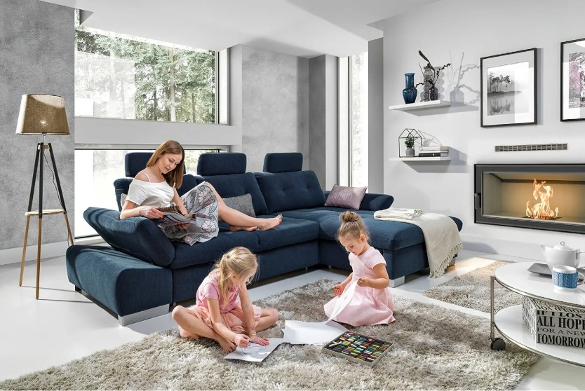 Rodzina przy niebieskim narożniku w salonie 