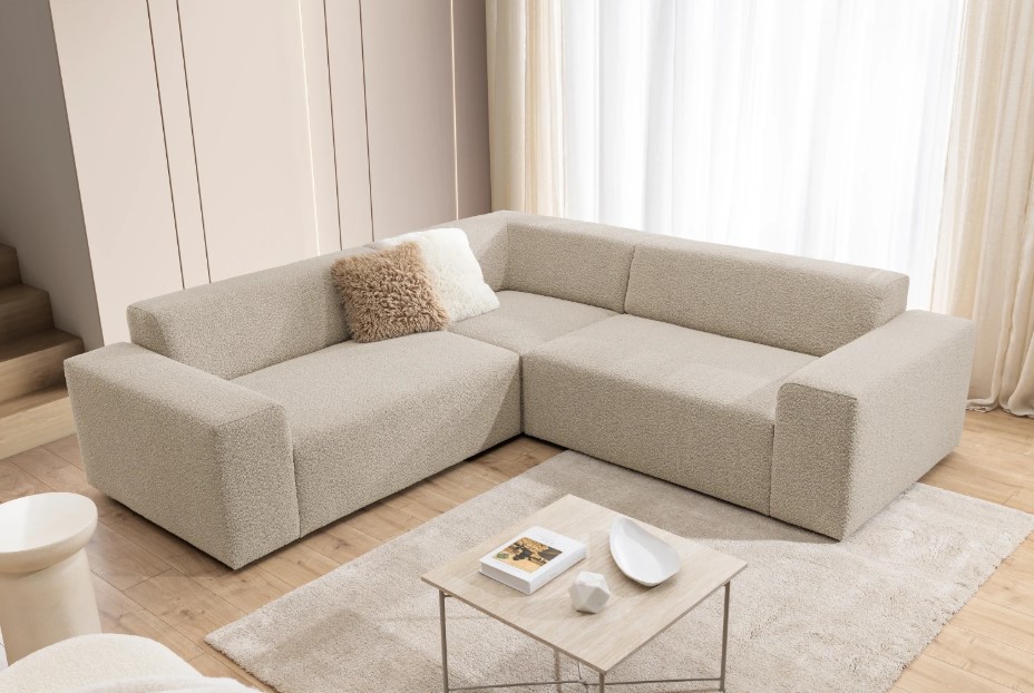 Mały narożnik beżowy w salonie