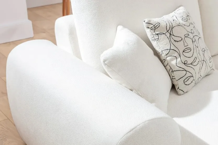 Sofa dionizos obita białą tkaniną